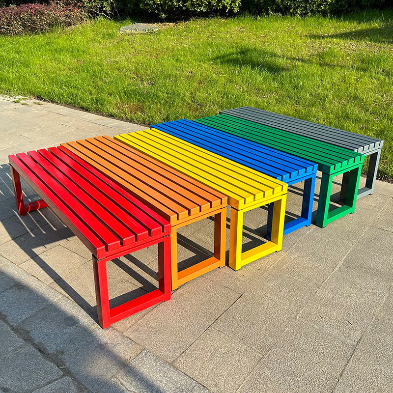 Outdoor Furniture Bench - مقعد أبيض لمشاهير الإنترنت مع مسند